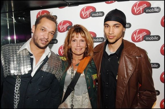 Le DJ Charles Schilling, Clémentine Célarié et son fils lors de la soirée de lancement de Virgin Mobile au VIP Room, à Paris, le 3 avril 2006.
Rachid Bellak / Bestimage