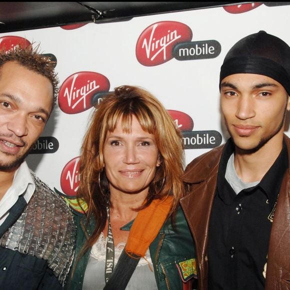 Le DJ Charles Schilling, Clémentine Célarié et son fils lors de la soirée de lancement de Virgin Mobile au VIP Room, à Paris, le 3 avril 2006.
Rachid Bellak / Bestimage