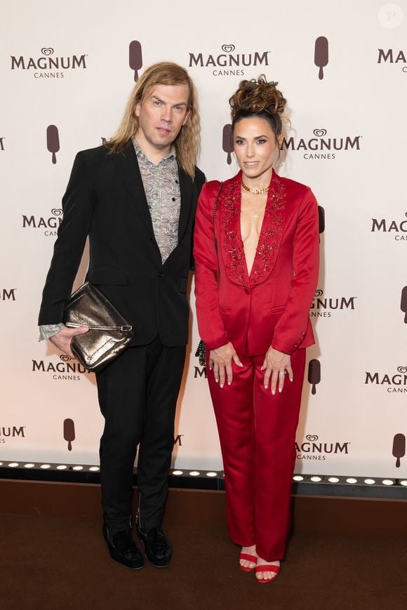 Capucine Anav et Christophe Guillarmé au photocall de la Plage Magnum lors du 78eme Festival de Cannes, 16 mai 2025.

Photo : Jeremy Melloul / Bestimage