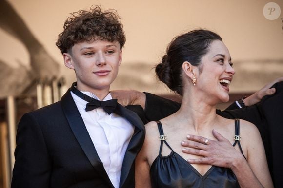 Marcel Canet et sa mère Marion Cotillard - Montée des marches du film " Karma " lors du 79ème Festival International du Film de Cannes, le 15 mai 2026. © Jacovides-Moreau / Bestimage