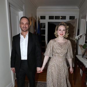 Exclusif -  Émilie Dequenne (en Dior) et son mari Michel Ferracci (en Fursac) arrivent à la maison de l'ambassadeur de Belgique à Los Angeles après la 95ème édition de la cérémonie des Oscars le 12 mars 2023. Elle est venue soutenir le film du réalisateur belge Lukas Dhont "Close" aux Oscars. Malheureusement, le film n'a pas été primé. © Agence / Bestimage