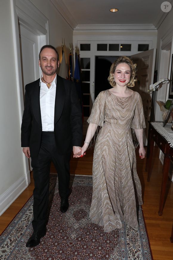Exclusif -  Émilie Dequenne (en Dior) et son mari Michel Ferracci (en Fursac) arrivent à la maison de l'ambassadeur de Belgique à Los Angeles après la 95ème édition de la cérémonie des Oscars le 12 mars 2023. Elle est venue soutenir le film du réalisateur belge Lukas Dhont "Close" aux Oscars. Malheureusement, le film n'a pas été primé. © Agence / Bestimage