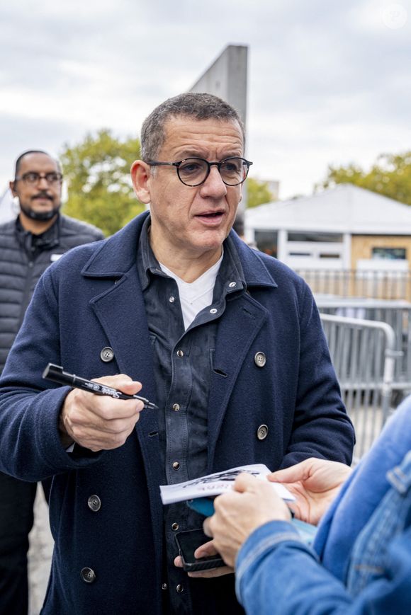 Au départ, Dany Boon avait acheté sa maison en Belgique pour avoir de quoi loger chaque fois qu'il venait y travailler.

Dany Boon lors du Festival Lumière 2025 à Lyon, le 15 octobre 2025. 

Photo : Thesillat / PsNewZ / Bestimage