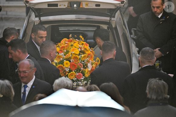 Cercueil arrivant à l'église Notre-Dame de l'Assomption, pour la cérémonie funéraire de l'actrice française Brigitte Bardot, à Saint-Tropez, dans le sud-est de la France, le 7 janvier 2026. Photo par Julien Reynaud/APS-Medias/ABACAPRESS.COM