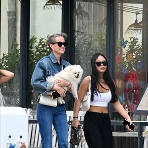 Exclusif - Laeticia Hallyday et ses filles Jade et Joy (qui résident depuis quelques jours dans la propriété familiale du Cap-d'Ail) arrivent à Marseillan pour déjeuner avec Elyette Boudou "Mamie Rock" (qui fêtera ses 89 ans le 5 juillet prochain), accompagné de son père André Boudou et sa fille Alcéa (demi soeur de Laeticia). Toute la famille est allée déjeuner à la crêperie "La Maison de Camille" à Marseillan, France, le 2 juillet 2024.