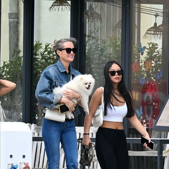Exclusif - Laeticia Hallyday et ses filles Jade et Joy (qui résident depuis quelques jours dans la propriété familiale du Cap-d'Ail) arrivent à Marseillan pour déjeuner avec Elyette Boudou "Mamie Rock" (qui fêtera ses 89 ans le 5 juillet prochain), accompagné de son père André Boudou et sa fille Alcéa (demi soeur de Laeticia). Toute la famille est allée déjeuner à la crêperie "La Maison de Camille" à Marseillan, France, le 2 juillet 2024.