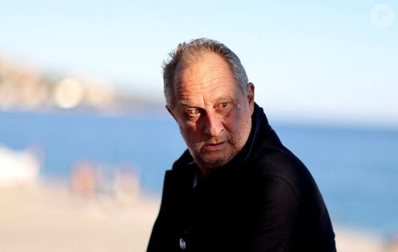 Il s'autorise également à un petit pique sur le milieu du cinéma. 

Benoît Poelvoorde
 - Photocall du film "La Bonne Etoile" réalisé par Pascal Elbé 
dans le cadre de la 7ème édition du festival Cineroman à Nice le 29 Septembre 2025. © Dominique Jacovides - Bruno Bebert / Bestimage