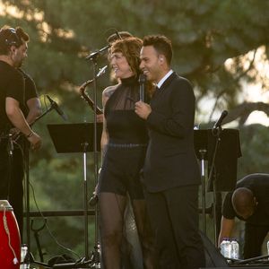Daphné Bürki, Mohamed Bouhafsi - Soirée du "Grand Concert de la fête de la musique" au Jardin des Tuileries, autour de la vasque olympique, présentée par D. Bürki et M. Bouhafsi et retransmis en direct sur France 2 à Paris le 21 juin 2025. © Marc Ausset-Lacroix - Jack Tribeca - Christophe Clovis / Bestimage