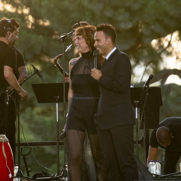 Daphné Bürki, Mohamed Bouhafsi - Soirée du "Grand Concert de la fête de la musique" au Jardin des Tuileries, autour de la vasque olympique, présentée par D. Bürki et M. Bouhafsi et retransmis en direct sur France 2 à Paris le 21 juin 2025. © Marc Ausset-Lacroix - Jack Tribeca - Christophe Clovis / Bestimage