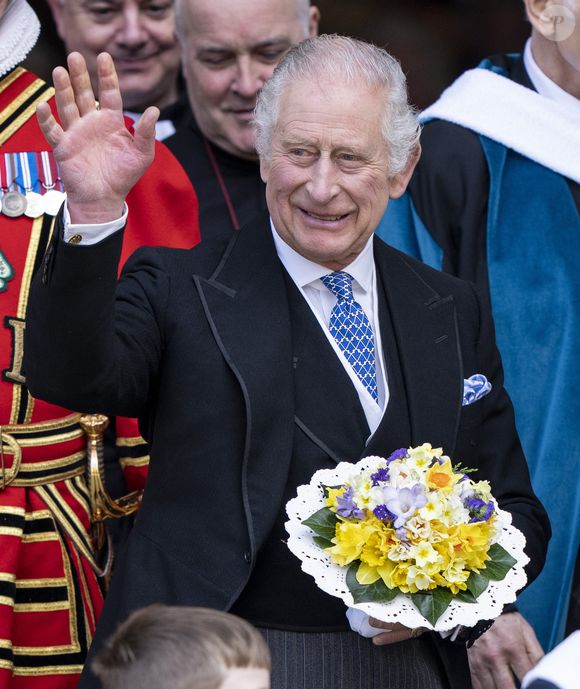 Bien que certains proches du célèbre monarque affirment que son passage à l'hôpital n'était pas vraiment une surprise, l'expert royal Hugo Vickers a, de son côté, révélé qu'il l'avait vu "en pleine forme" cette semaine.

Le roi Charles III d'Angleterre et Camilla Parker Bowles, reine consort d'Angleterre, participent au Royal Maundy Service à York, où le roi distribuera cérémonieusement de petites pièces d'argent appelées "Maundy money", comme aumône symbolique aux personnes âgées. Le 6 avril 2023. (AGENCE / BESTIMAGE).