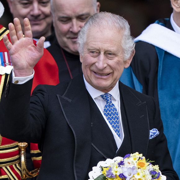 Bien que certains proches du célèbre monarque affirment que son passage à l'hôpital n'était pas vraiment une surprise, l'expert royal Hugo Vickers a, de son côté, révélé qu'il l'avait vu "en pleine forme" cette semaine.

Le roi Charles III d'Angleterre et Camilla Parker Bowles, reine consort d'Angleterre, participent au Royal Maundy Service à York, où le roi distribuera cérémonieusement de petites pièces d'argent appelées "Maundy money", comme aumône symbolique aux personnes âgées. Le 6 avril 2023. (AGENCE / BESTIMAGE).