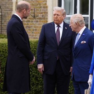 Le prince William, prince de Galles (à gauche) et le roi Charles III d'Angleterre (à droite) avec le président américain Donald Trump après son arrivée au château de Windsor, dans le Berkshire, lors du premier jour de leur deuxième visite d'État au Royaume-Uni. Date de la photo : mercredi 17 septembre 2025.