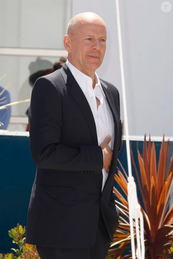 Atteint d'une dégénérescence lobaire frontotemporale, une maladie neurodégénérative incurable qui affecte l'ensemble de ses capacités cognitives, l'intéressé a été contraint de prendre sa retraite en 2022.


Bruce Willis - Photocall du film "Moonrise Kingdom" pendant le 65ème festival du film de Cannes, le 16 mai 2012. (BORDE-MOREAU / BESTIMAGE).