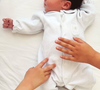 "Jeanne, Noé et… Nicole. Elle nous a rejoints le jour de la fête des pères ! Heureuse de partager cette nouvelle avec vous"
Nicole, 3e enfant du couple formé par Thomas Hollande et Emilie Broussouloux