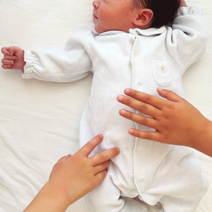 "Jeanne, Noé et… Nicole. Elle nous a rejoints le jour de la fête des pères ! Heureuse de partager cette nouvelle avec vous"
Nicole, 3e enfant du couple formé par Thomas Hollande et Emilie Broussouloux