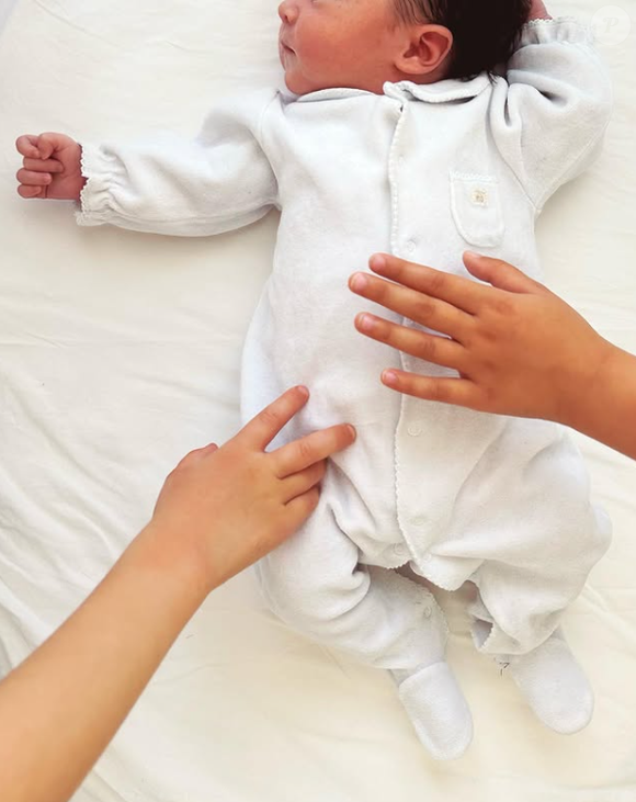 "Jeanne, Noé et… Nicole. Elle nous a rejoints le jour de la fête des pères ! Heureuse de partager cette nouvelle avec vous"
Nicole, 3e enfant du couple formé par Thomas Hollande et Emilie Broussouloux