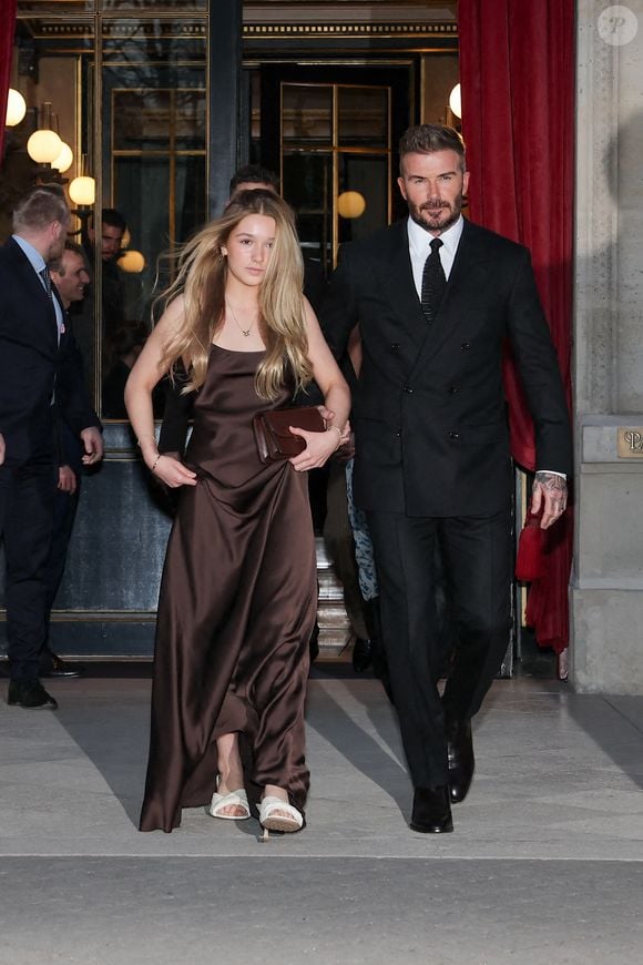 David Beckham et sa fille Harper Seven sortent de l'hôtel La Réserve Paris - Hotel and Spa pour se rendre au défilé de Victoria en marge de la Fashion Week de Paris (PFW), à Paris, France, le 7 mars 2025. © Cyril Moreau/Bestimage