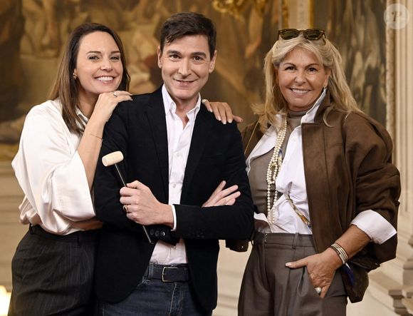 Dans l'émission, il ne se contente pas d'estimer les objets.

Exclusif - Julia Vignali (présentatrice), Harold Hessel (commissaire-priseur), Caroline Margeridon - Les acheteurs de l'émission télévisée "Affaire conclue" se mobilisent une fois de plus pour aider les enfants vivant sous le seuil de pauvreté lors de la vente aux enchères "Affaire for Life" organisée au profit de "Viva for Life" à l'hôtel de ville Bruxelles en Belgique le 29 novembre 2025. © Didier Lebrun / Photonews /Bestimage