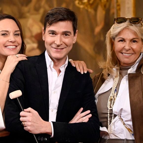 Dans l'émission, il ne se contente pas d'estimer les objets.

Exclusif - Julia Vignali (présentatrice), Harold Hessel (commissaire-priseur), Caroline Margeridon - Les acheteurs de l'émission télévisée "Affaire conclue" se mobilisent une fois de plus pour aider les enfants vivant sous le seuil de pauvreté lors de la vente aux enchères "Affaire for Life" organisée au profit de "Viva for Life" à l'hôtel de ville Bruxelles en Belgique le 29 novembre 2025. © Didier Lebrun / Photonews /Bestimage