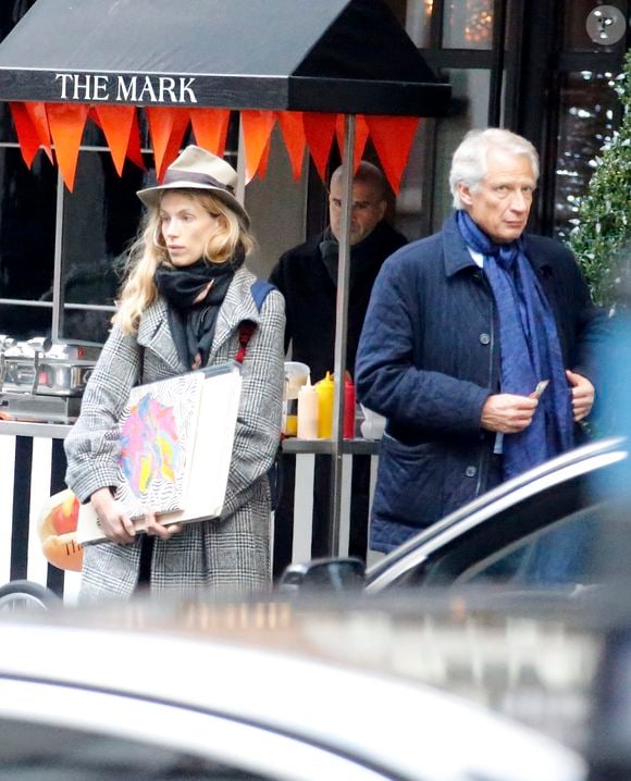 L'ancien Premier ministre vit sur place aux côtés de sa fille aînée Marie

Exclusif - Dominique de Villepin avec sa fille Marie et un ami, sortent de l'hôtel Mark à New York, le 19 janvier 2017.