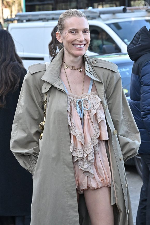 Dree Hemingway arrive au défilé Chloé pendant la semaine de la mode à Paris, France, le 6 mars 2025. Photo by Julien Reynaud/APS-Medias/ABACAPRESS.COM
