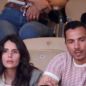 Louise Monot et son compagnon Samir Boitard dans les tribunes des Internationaux de France de tennis de Roland Garros 2024 à Paris le 4 juin 2024. © Jacovides-Moreau/Bestimage