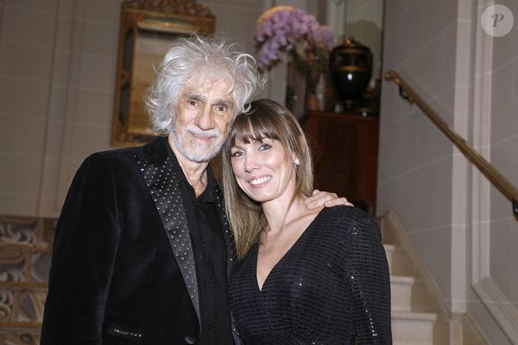 En 2025, elle a créé sa boutique en ligne, Rilka Bohème, où elle propose des objets authentiques et inspirés de ses voyages.

Louis Bertignac et sa femme Laetitia Brichet lors de la soirée des "Stéthos d'or 2023" à l'hôtel Four Seasons George V à Paris le 27 mars 2023.

© Cédric Perrin / Bestimage