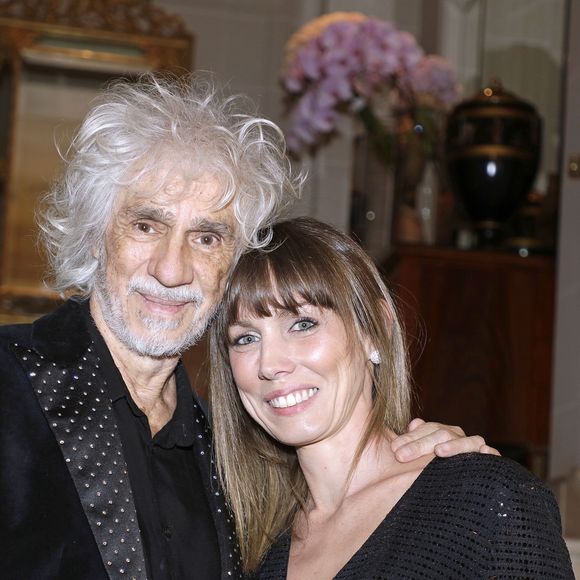 En 2025, elle a créé sa boutique en ligne, Rilka Bohème, où elle propose des objets authentiques et inspirés de ses voyages.

Louis Bertignac et sa femme Laetitia Brichet lors de la soirée des "Stéthos d'or 2023" à l'hôtel Four Seasons George V à Paris le 27 mars 2023.

© Cédric Perrin / Bestimage