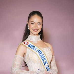 Il ne correspondrait pas non plus aux valeurs de Miss France 2026

Miss France 2026 Hinaupoko Devèze assiste à la première mondiale de la saison 4 de "Bridgerton" au Palais Brongniart le 14 janvier 2026 à Paris, France. by Eliot Blondet/ABACAPRESS.COM