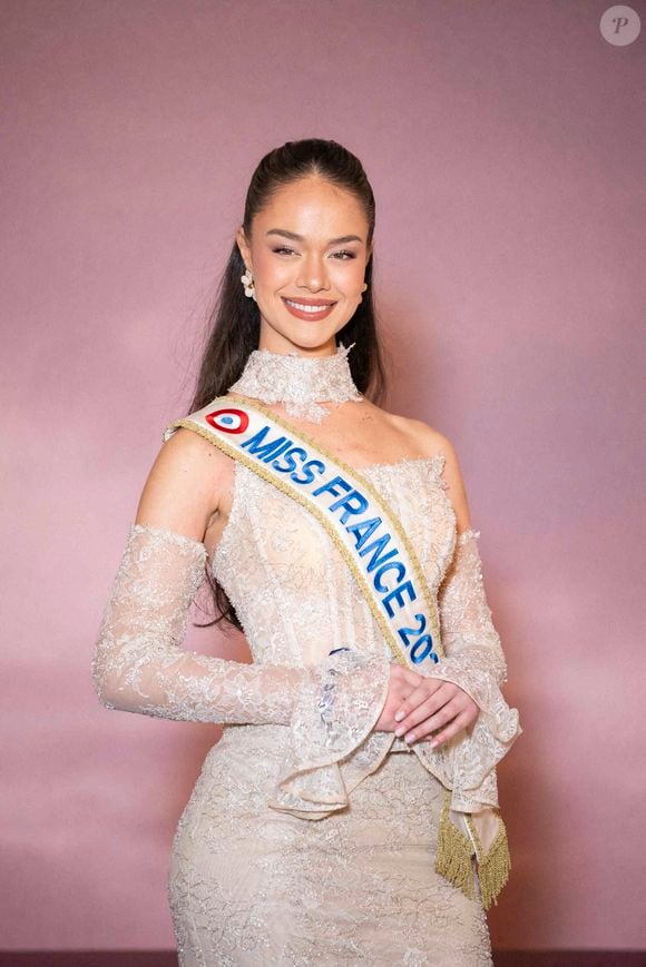 Il ne correspondrait pas non plus aux valeurs de Miss France 2026

Miss France 2026 Hinaupoko Devèze assiste à la première mondiale de la saison 4 de "Bridgerton" au Palais Brongniart le 14 janvier 2026 à Paris, France. by Eliot Blondet/ABACAPRESS.COM