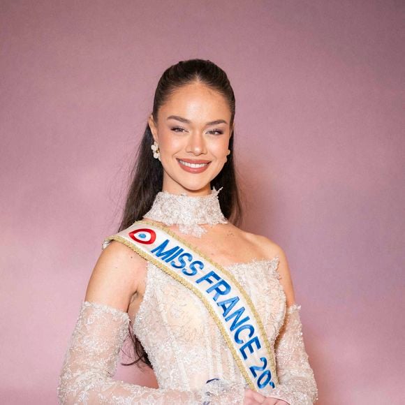Il ne correspondrait pas non plus aux valeurs de Miss France 2026

Miss France 2026 Hinaupoko Devèze assiste à la première mondiale de la saison 4 de "Bridgerton" au Palais Brongniart le 14 janvier 2026 à Paris, France. by Eliot Blondet/ABACAPRESS.COM