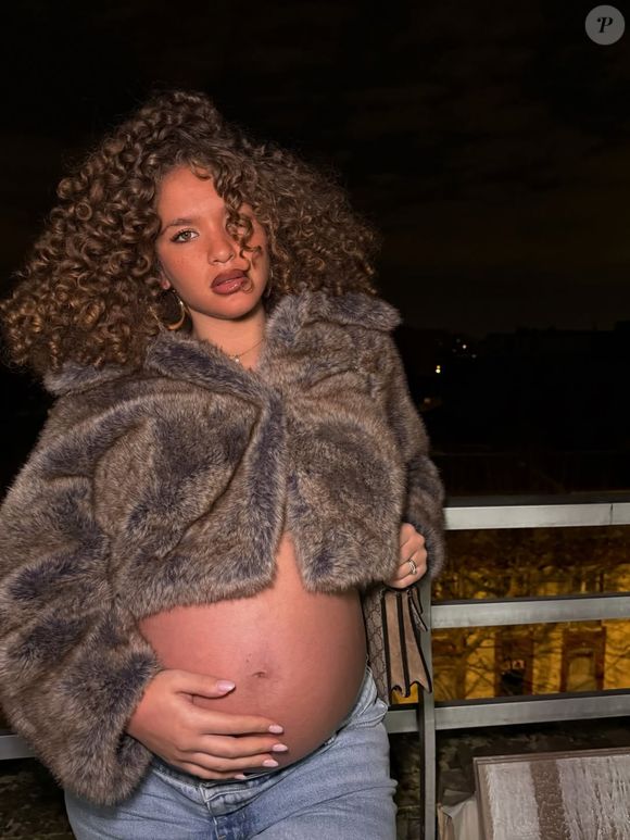 En effet, l'artiste de 27 ans qui avait officialisé sa grossesse en décembre 2025 a déclaré en plein direct avoir accouché d'une petite fille en parfaite santé...

Léa Haddad sur son compte Instagram le 1er janvier 2026.