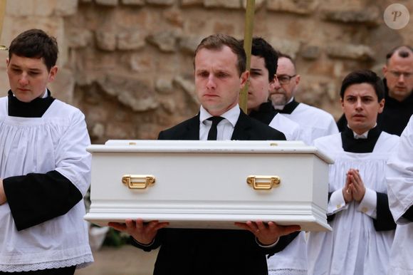 Huit mois après le début des investigations, une randonneuse a découvert - dans le secteur - les ossements du garçonnet. A ce jour, les circonstances de la disparition d'Emile - enterré en février dernier - restent un mystère...

Obsèques du petit Emile à la basilique Sainte-Marie-Madeleine de Saint-Maximin-la-Sainte-Baume dans le Var le 8 février 2025. © Franz Chavaroche / Bestimage