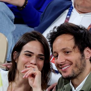 Le chanteur Vianney et sa femme Catherine Robert en tribunes lors des Internationaux de France de Tennis de Roland Garros 2025, à Paris, France, le 6 juin 2025. © Jacovides-Moreau/Bestimage
