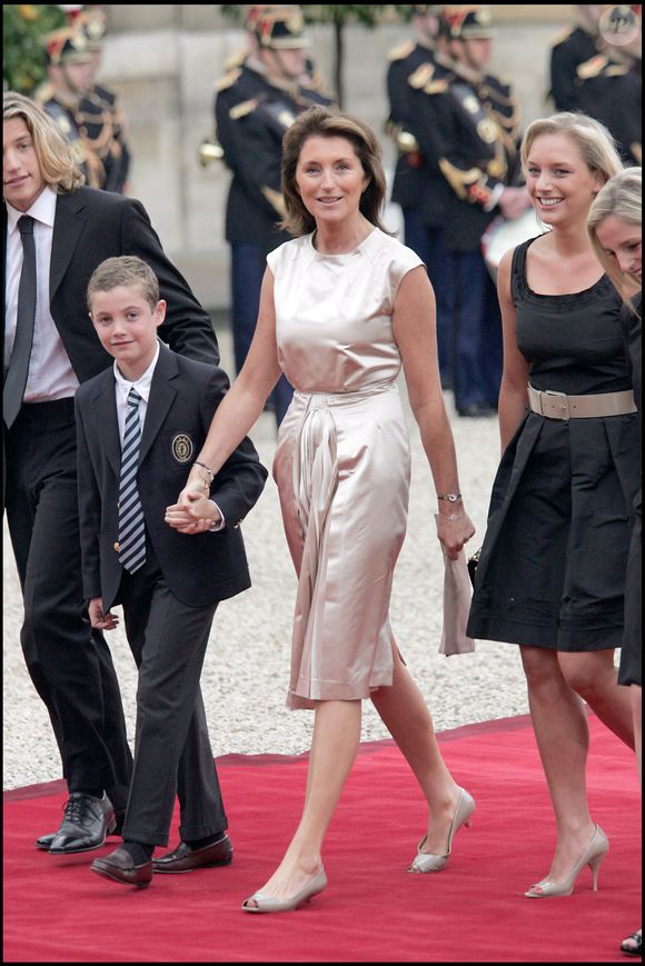 Pierre Sarkozy, Louis Sakrozy, Cécilia Attias, Jeanne-Marie et Judith Martin - Passation de pouvoir entre Jacques Chirac et Nicolas Sarkozy au Palais de l'Elysée en 2007. (GUIREC-MACAULT / BESTIMAGE).