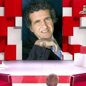 Julien Clerc dans Vivement dimanche le 23 novembre 2025 rend hommage à son frère Gérard Leclerc. Capture d'écran/France 3