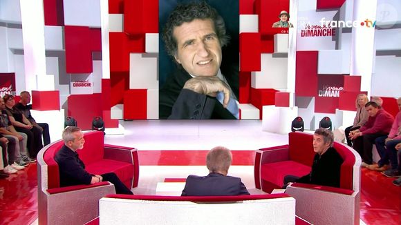 Julien Clerc dans Vivement dimanche le 23 novembre 2025 rend hommage à son frère Gérard Leclerc. Capture d'écran/France 3