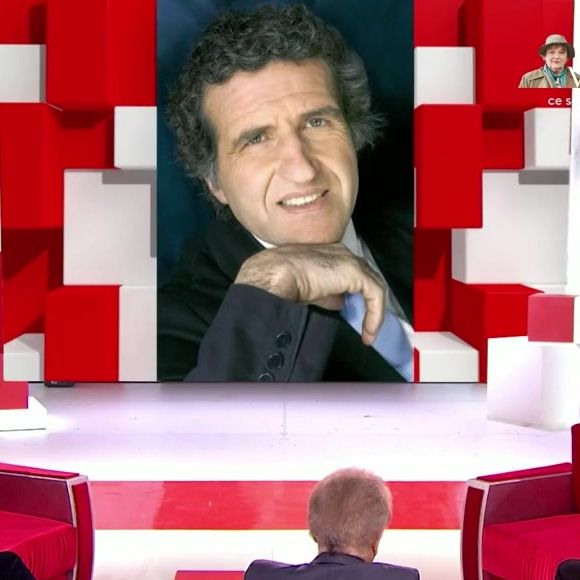 Julien Clerc dans Vivement dimanche le 23 novembre 2025 rend hommage à son frère Gérard Leclerc. Capture d'écran/France 3