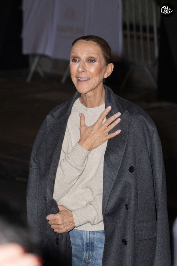 Céline Dion est de retour à l'hôtel Royal Monceau et salue ses fans à Paris le 3 octobre 2026. © Pierre Perusseau / Bestimage