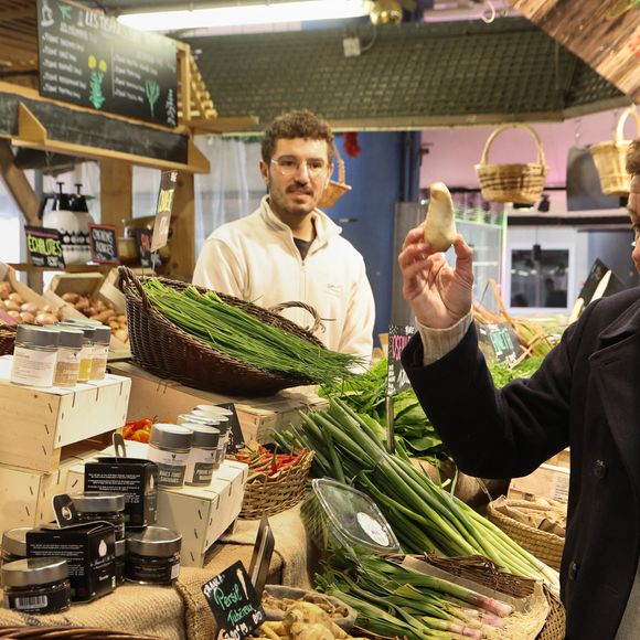 Exclusif - Laurent Mariotte à la rencontre des commerçants du Marché des Capucins à Bordeaux, lors du tournage de son émission culinaire "Les petits plats de Laurent", le 21 janvier 2026. 
© Fabien Cottereau / Bestimage