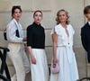 La journaliste a notamment profité en famille de la Normandie, de la Méditerranée et de l’Italie.

Caroline Roux et ses enfants Rosalie et Marceau à la sortie de la cérémonie de remise de légion d'honneur de Jean-Paul Bigard, au palais de l'Elysée à Paris le 27 mai 2026.

© Christian Liewig / Bestimage