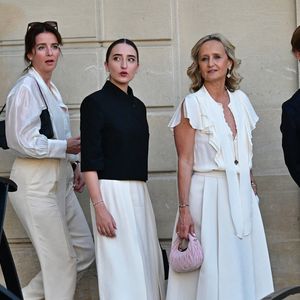 La journaliste a notamment profité en famille de la Normandie, de la Méditerranée et de l’Italie.

Caroline Roux et ses enfants Rosalie et Marceau à la sortie de la cérémonie de remise de légion d'honneur de Jean-Paul Bigard, au palais de l'Elysée à Paris le 27 mai 2026.

© Christian Liewig / Bestimage