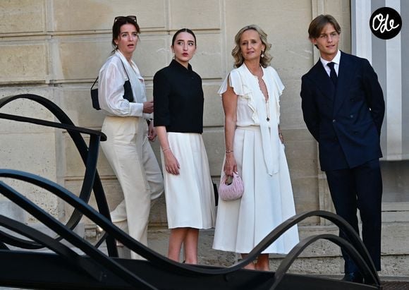 La journaliste a notamment profité en famille de la Normandie, de la Méditerranée et de l’Italie.

Caroline Roux et ses enfants Rosalie et Marceau à la sortie de la cérémonie de remise de légion d'honneur de Jean-Paul Bigard, au palais de l'Elysée à Paris le 27 mai 2026.

© Christian Liewig / Bestimage