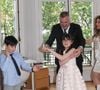 De leur amour sont aussi nés deux beaux enfants prénommés Bella et Jules (2012).
Exclusif - Jean-Marie Bigard, sa femme Lola Marois et leurs enfants Bella et Jules - Jean-Marie Bigard et Lola Marois lors de la cérémonie oecuménique à l'occasion du renouvellement de leurs voeux pour leur 10 ans de mariage. Le 27 mai 2021
© Coadic Guirec / Bestimage