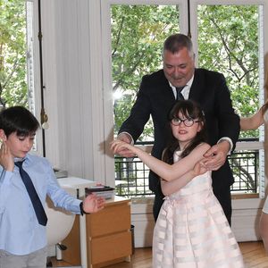De leur amour sont aussi nés deux beaux enfants prénommés Bella et Jules (2012).

Exclusif - Jean-Marie Bigard, sa femme Lola Marois et leurs enfants Bella et Jules - Jean-Marie Bigard et Lola Marois lors de la cérémonie oecuménique à l'occasion du renouvellement de leurs voeux pour leur 10 ans de mariage. Le 27 mai 2021
© Coadic Guirec / Bestimage