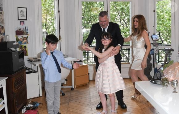 De leur amour sont aussi nés deux beaux enfants prénommés Bella et Jules (2012).

Exclusif - Jean-Marie Bigard, sa femme Lola Marois et leurs enfants Bella et Jules - Jean-Marie Bigard et Lola Marois lors de la cérémonie oecuménique à l'occasion du renouvellement de leurs voeux pour leur 10 ans de mariage. Le 27 mai 2021
© Coadic Guirec / Bestimage