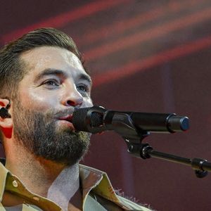 C’est à l’aide de sa main qu’il cachait le visage d’Eva Alba. La petite fille lui a alors demandé la raison de son geste. 

Concert de Kendji Girac a Dieppe (76) le 29 juillet 2025 - Photo by Tesson/ANDBZ/ABACAPRESS.COM