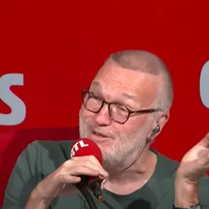 En effet, l'ancien compagnon d'Hugo Manos s'est présenté au micro de la station de radio le crane presque rasé.

Laurent Ruquier sur RTL pour présenter "Les Grosses têtes"