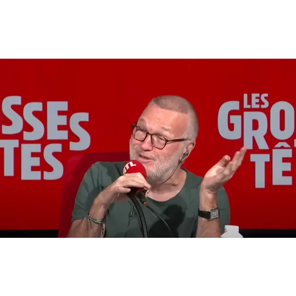 En effet, l'ancien compagnon d'Hugo Manos s'est présenté au micro de la station de radio le crane presque rasé.

Laurent Ruquier sur RTL pour présenter "Les Grosses têtes"
