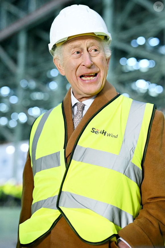 Le roi Charles III d'Angleterre, visite l'usine de turbines offshore de SeAH Winds à Middlesbrough.